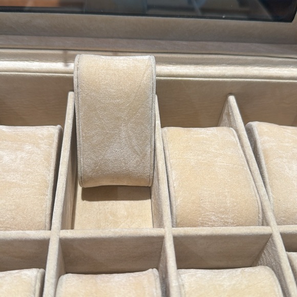 LEATHER WATCH BOX WITH KEY - Picture 5 of 5